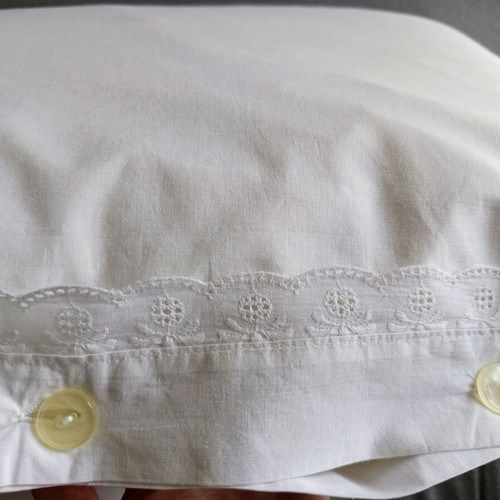 Set of 2 vintage white cotton pillowcases with lace like new