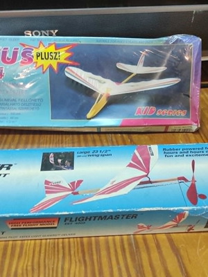 Κιτ μοντέλων Cirrus PC‑04 Plusz και Estes Light Glider καινούργια