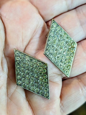 Rhinestone rhombus earrings like new, silver color