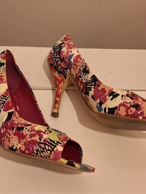 BCBGeneration women's fuchsia multicolor peep toe heels like new