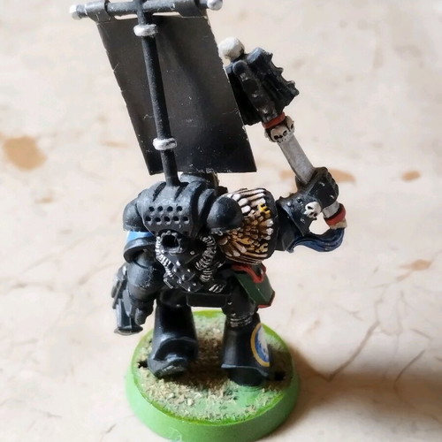 Warhammer 40K Chaplain Ultramarines figure like new, metal collectible