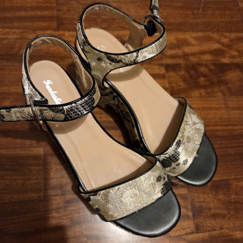 Platform sandals very impressive in gold and black, like new, size 37