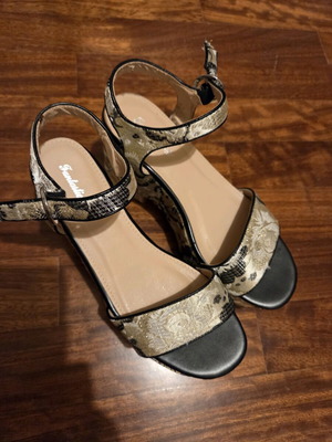 Platform sandals very impressive in gold and black, like new, size 37