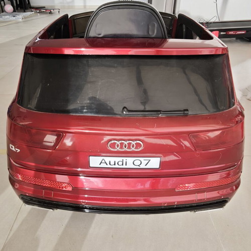 Audi Q7 Kids Electric Car like new, red with remote control