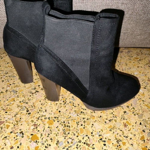 Black suede ankle boots size 38 with thick heel like new