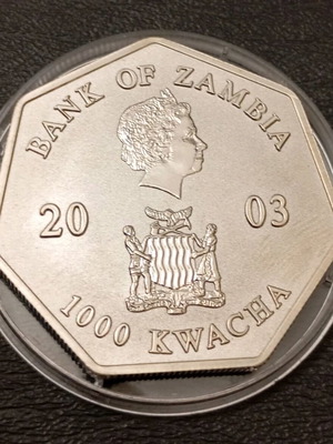 1000 Kwacha 2003 coin from Zambia like new, heptagonal shape