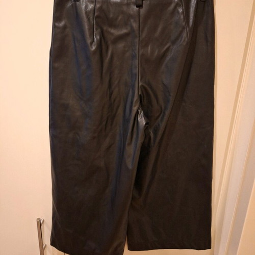 Leather bermuda like new, black, size XS, below the knee