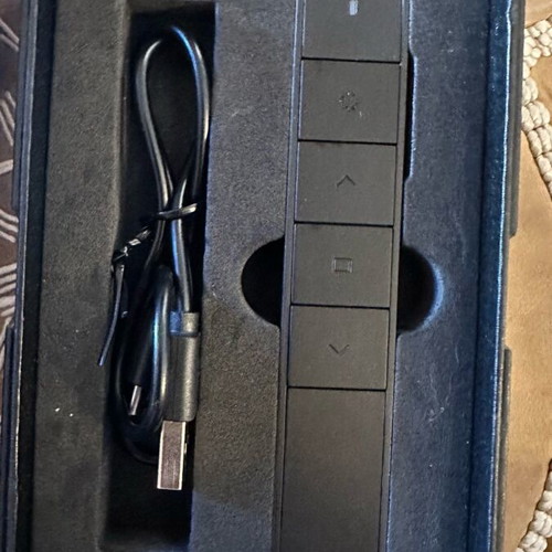 Wireless Presenter with Laser WPR-400 new with carrying pouch and charger