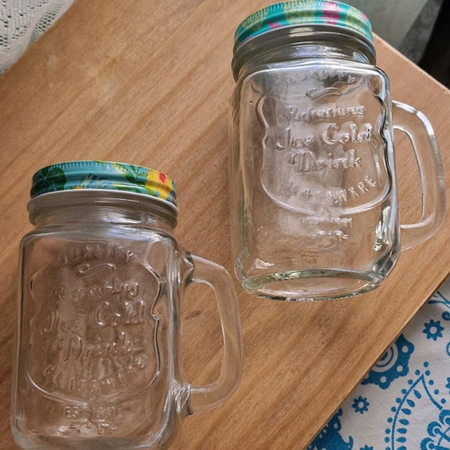 Set of glasses with lid and straw holder like new