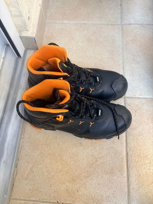 Uvex safety boots size 43