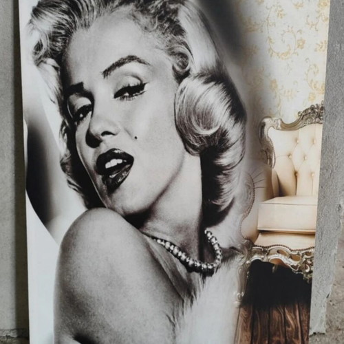 Marilyn Monroe canvas like new, size 19.5×27.5 cm