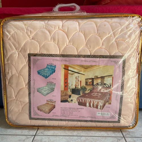 Satin figure bedspread set with pillowcases for double bed new, salmon color