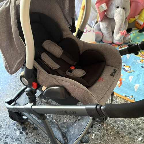 3 in 1 Baby Stroller like new with egg and carrycot
