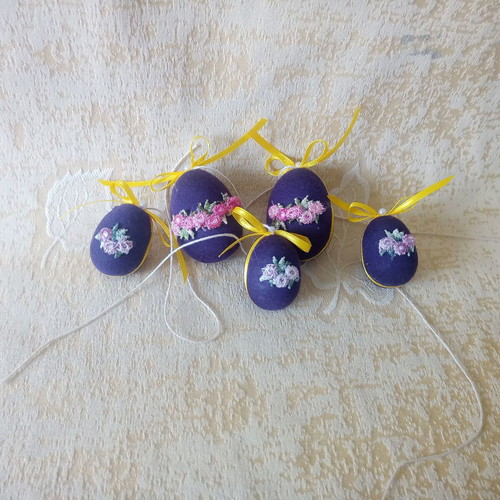 Set of 5 handmade Easter eggs like new with embroidered flowers