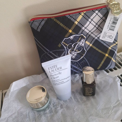 Estèe Lauder makeup bag with 3 new travel-size products