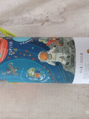 Puzzle Crocodile Creek Space like new with poster