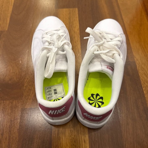 Nike Court Royal 2 Nature sneakers σε αρκετά καλή κατάσταση, μέγεθος 39, άσπρα με ροζ λεπτομέρειες