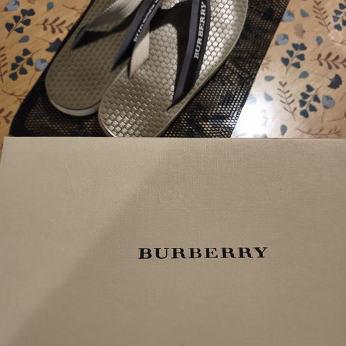 Burberry London flip flops size EU 42 like new with box and dust bag