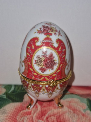 Limoge porcelain decorative egg like new