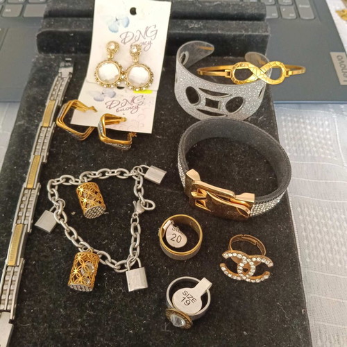 Jewelry set with 2 pairs of earrings, 5 bracelets, 3 rings