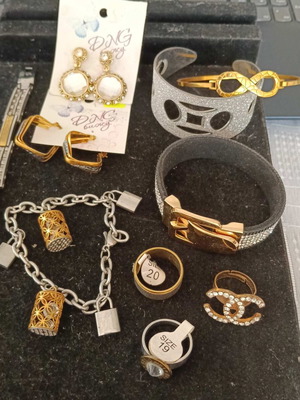 Jewelry set with 2 pairs of earrings, 5 bracelets, 3 rings