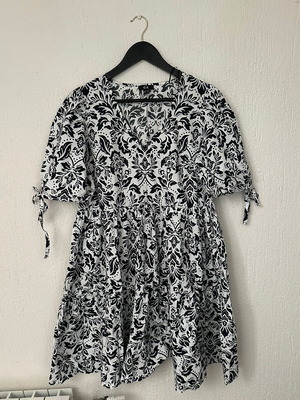 C&A dress like new, size 40, 100% cotton, black and white