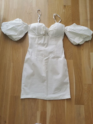 Short dress white, like new, fits XS and small