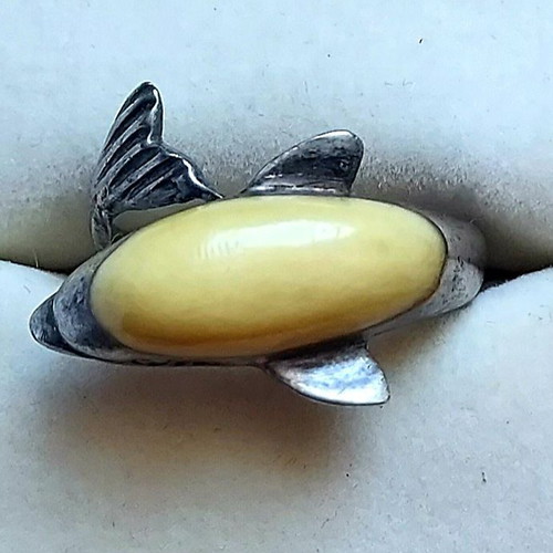 Vintage dolphin-shaped ring with yellow amber stone like new