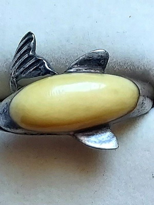 Δαχτυλίδι vintage σε σχήμα δελφινιού με κίτρινο κεχριμπάρι σαν καινούργιο