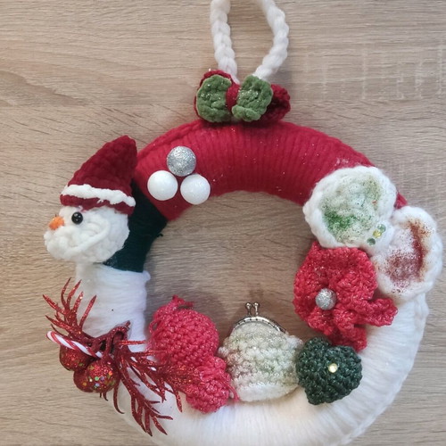 Decorative Christmas wreath with woolen elements new