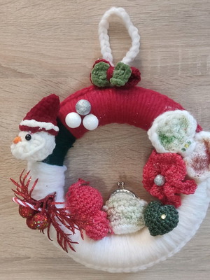 Decorative Christmas wreath with woolen elements new
