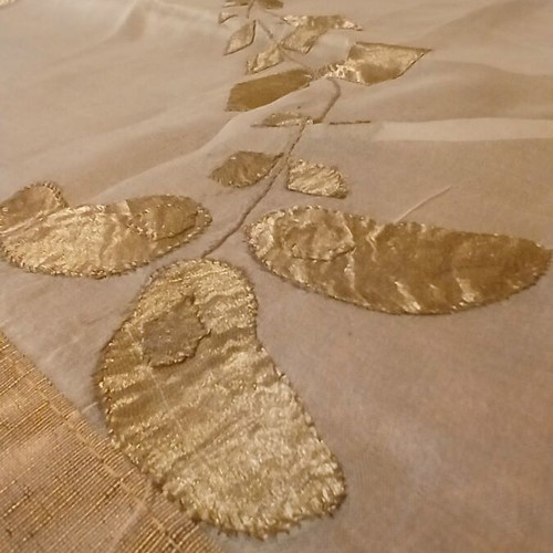 Tablecloth like new with embossed design 1.15x1.15