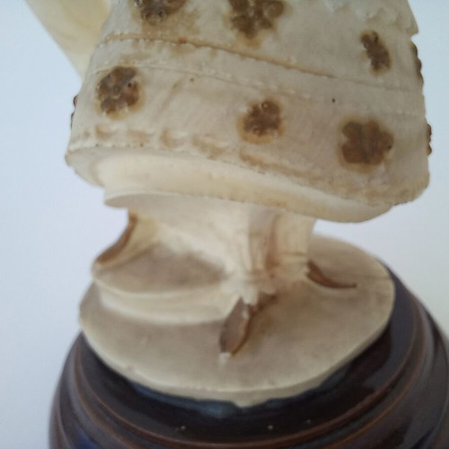 Vintage couple figurine like new resin with wooden base