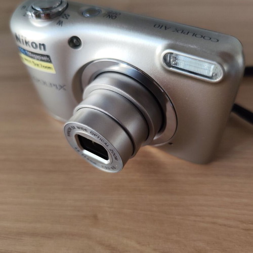 Nikon COOLPIX A10 digital camera like new with accessories