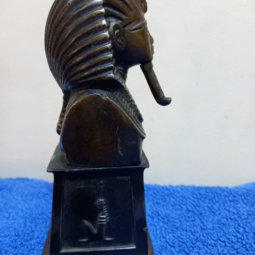 Heavy bronze statue of Tutankhamun used