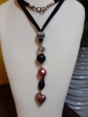 Κολιέ καρδούλα με γυάλινες χάντρες μεταχειρισμένο, μωβ ροζ μαύρο