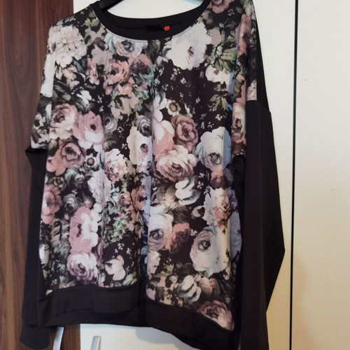 Only women's blouse with floral motifs like new