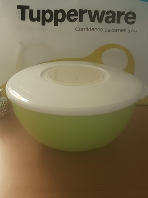 Tupperware 3-liter mixing bowl with non-slip base, fuchsia