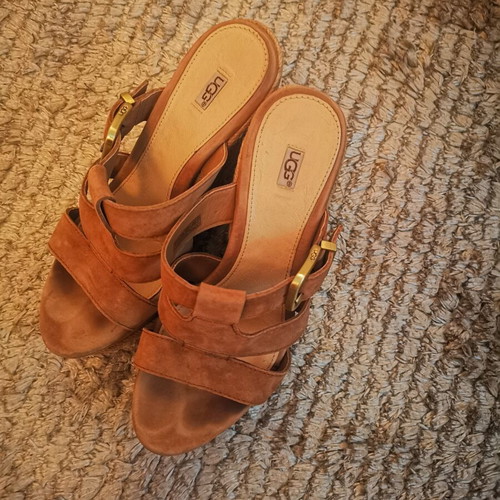 Ugg Australia wedges size 37 like new, suede tan