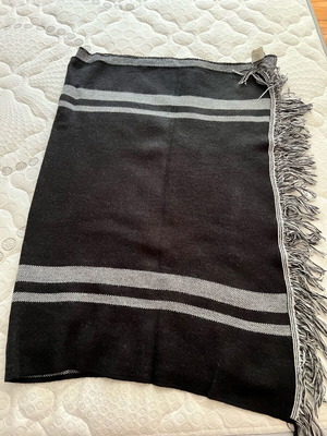 Κασκόλ μαύρο σαν καινούργιο με λευκές λεπτομέρειες