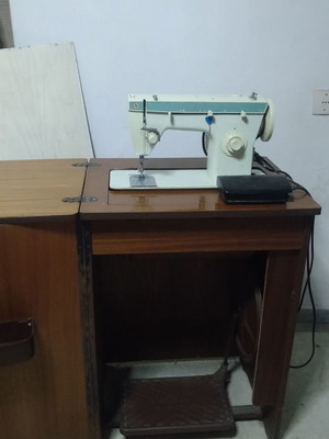 Ραπτομηχανή Singer 258 σαν καινούργιο με κομοδίνο και θέση για τραπέζι