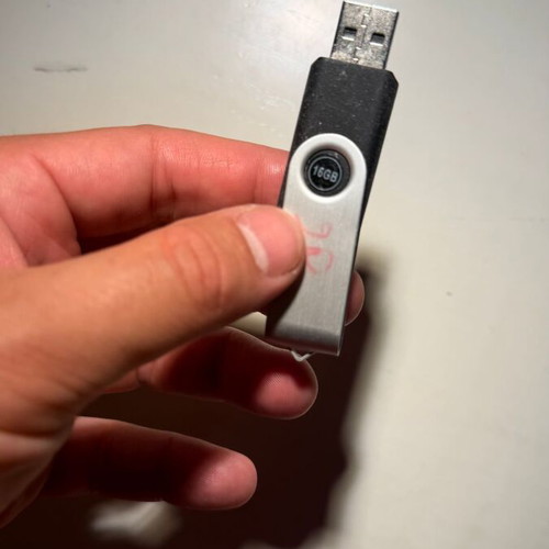 USB Flash Drive 16GB swivel metal cap, like new