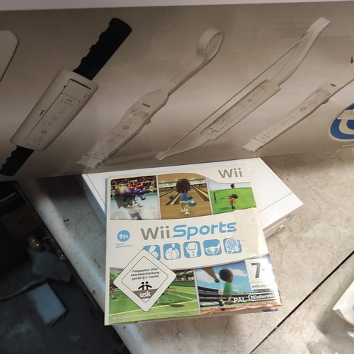 Nintendo Wii complete set like new with Sports Resort Pack and Wii2HDMI