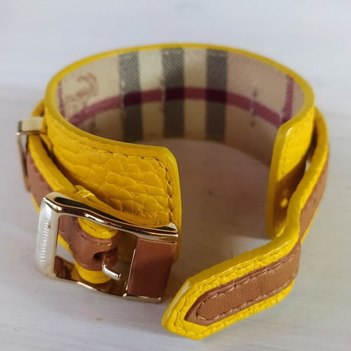 Burberry bracelet for hand like new, brown and yellow