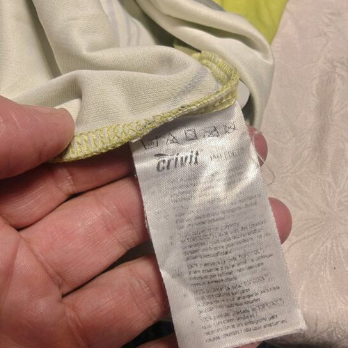 Cycling jersey used with three rear pockets and zipper