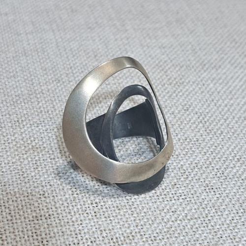 Silver 925 Ring like new, open design with double texture