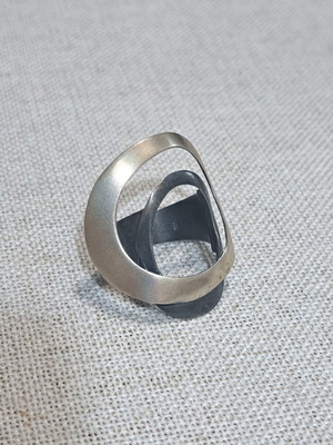 Silver 925 Ring like new, open design with double texture