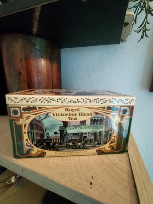 Vintage metal tea tin Royal Victorian Blend Tea, like new