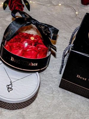 Λουξ θόλος με 9 τριαντάφυλλα και κολιέ έκπληξη νέο, μαύρο και κόκκινο