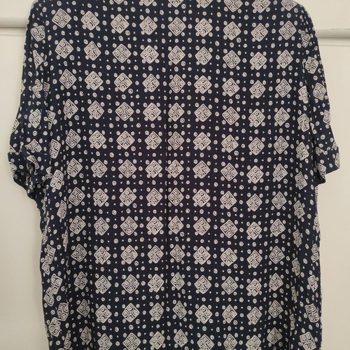 Women's shirt large like new, fabric buttons, shoulder pads